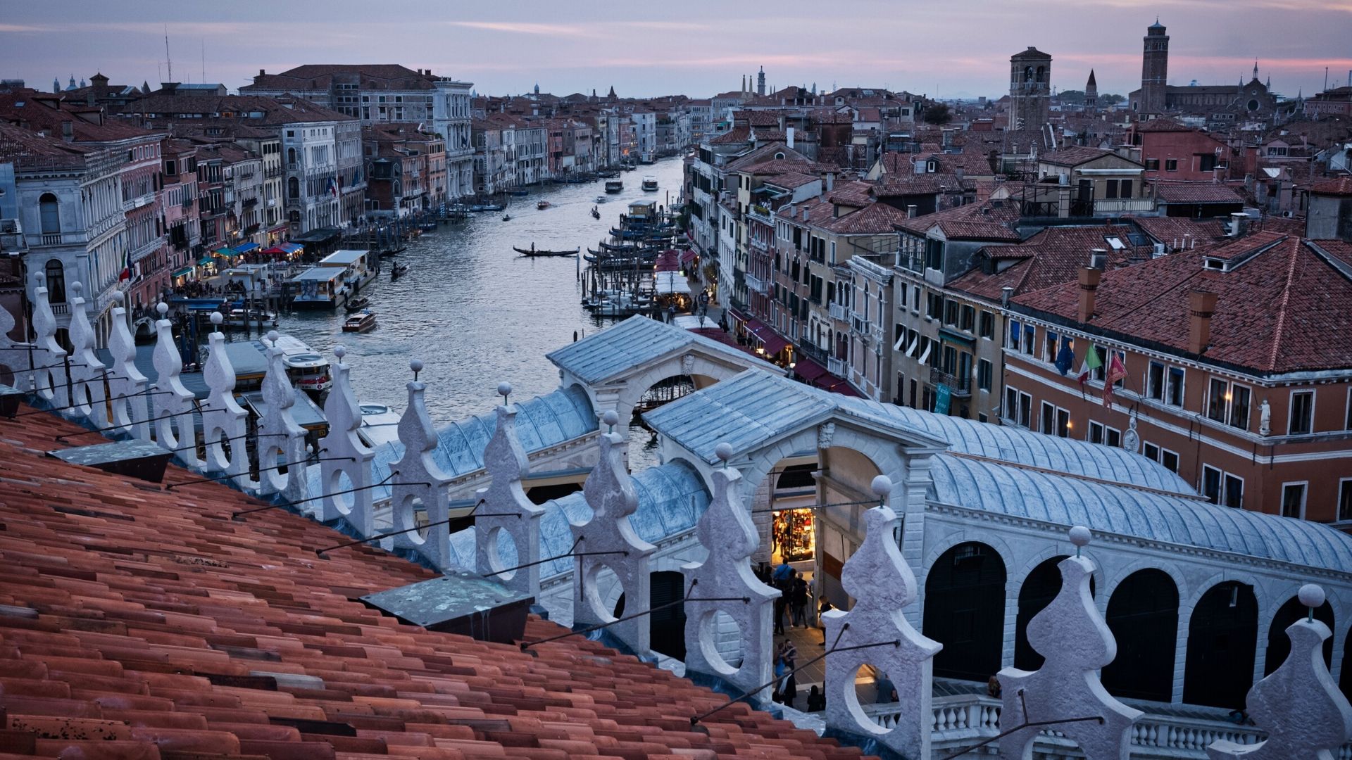 Where is the Rialto Bridge in Venice?